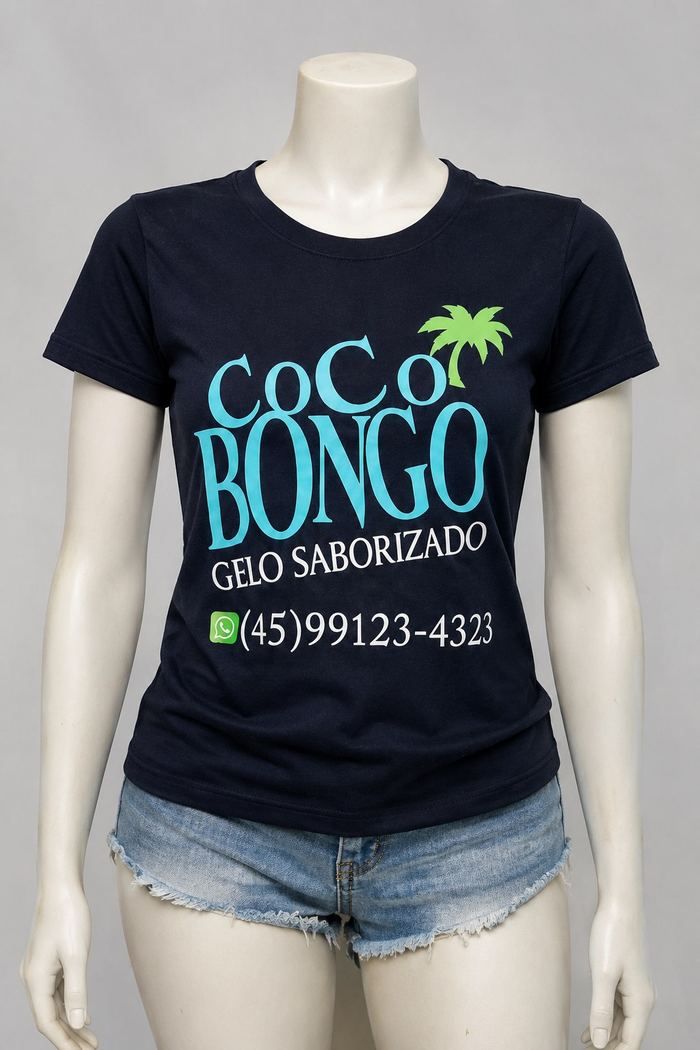 Modelo feminino usando camiseta PV personalizada